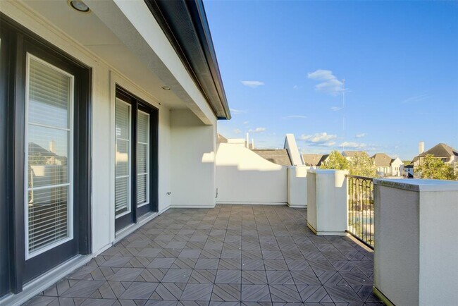 Building Photo - 9627 Fannin Station W