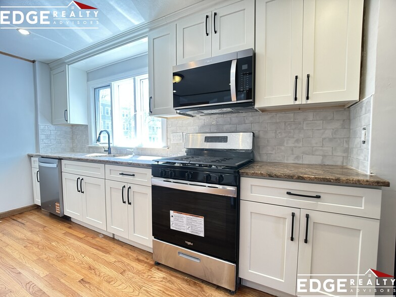 Building Photo - 84 Beechcroft St