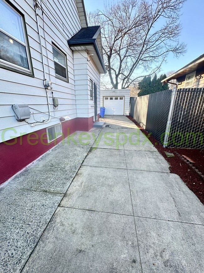 Building Photo - Huge House next to Irving Park with Fully ...