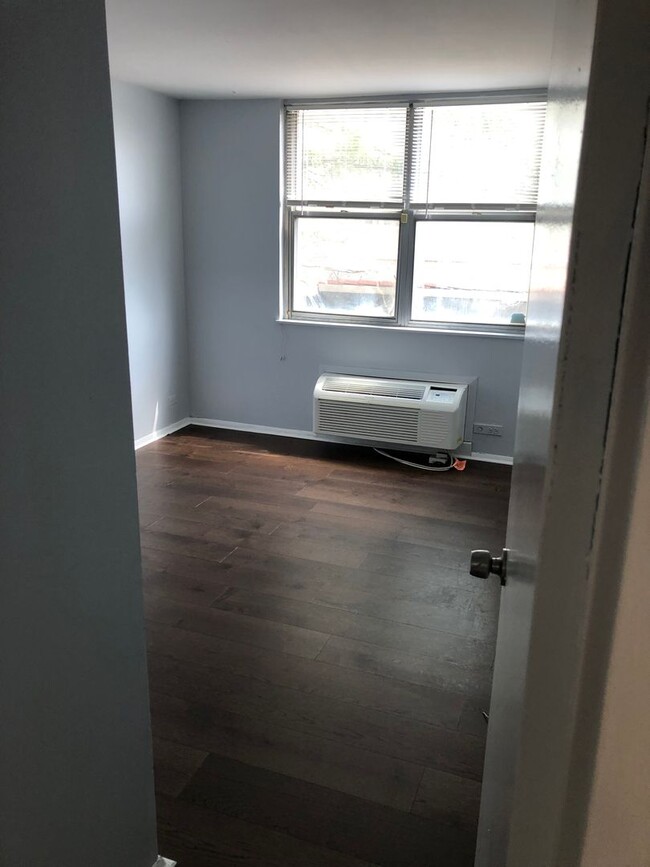 Building Photo - 2 Bedroom 2 Bath Newly Remodeled Unit. Hea...