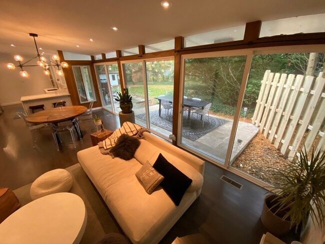 Building Photo - 2104 Zuppke Dr