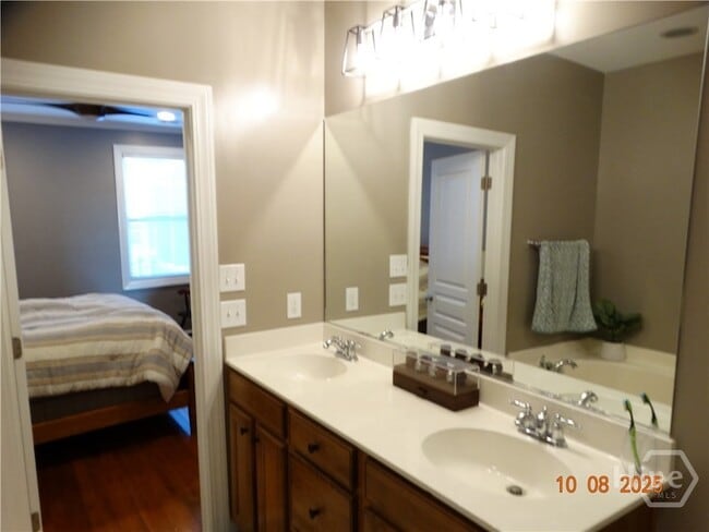 Building Photo - 323 Lakeview Dr