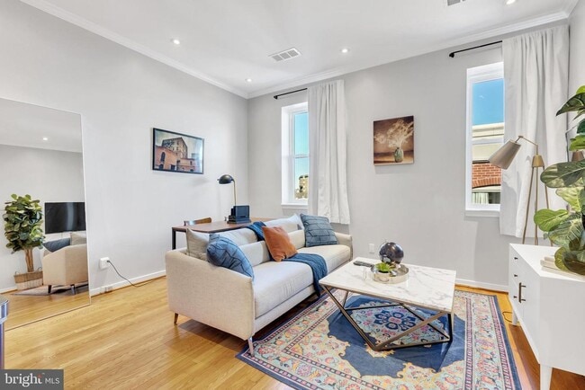 Building Photo - Sunny 1 bedroom/1 bath in Adams Morgan!