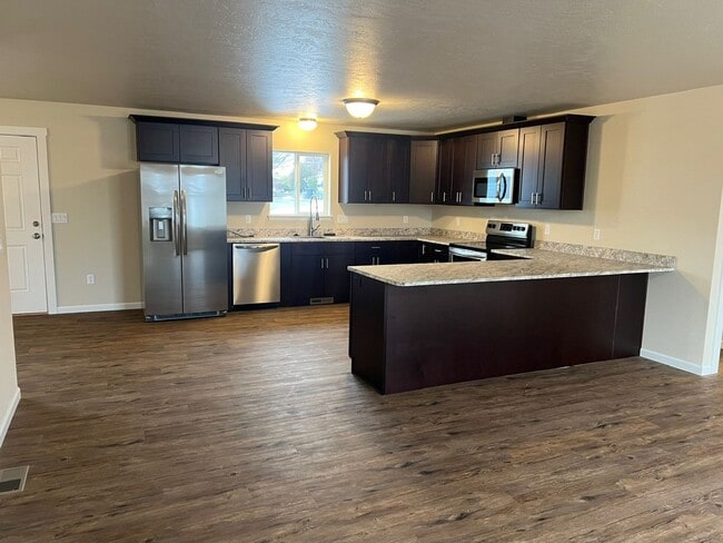 Building Photo - 3 Bedroom Charming Duplex