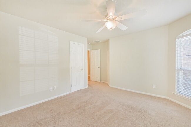 Building Photo - 42 Prairie Oak Dr