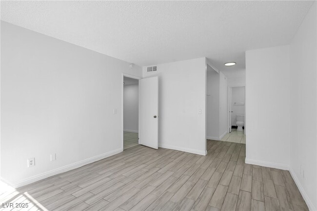 Building Photo - 1405 E Vegas Valley Dr