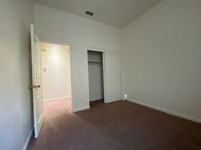 Building Photo - Charming 5 bedroom 2.5 bathroom home located in Natomas!