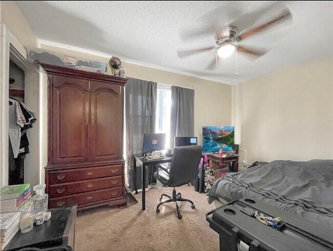 Building Photo - 202 S College St