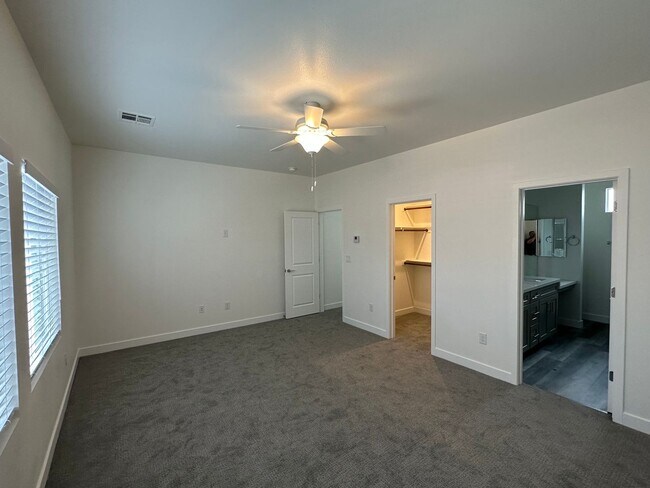 Building Photo - Experience Modern Elegance in this Summerlin Townhouse