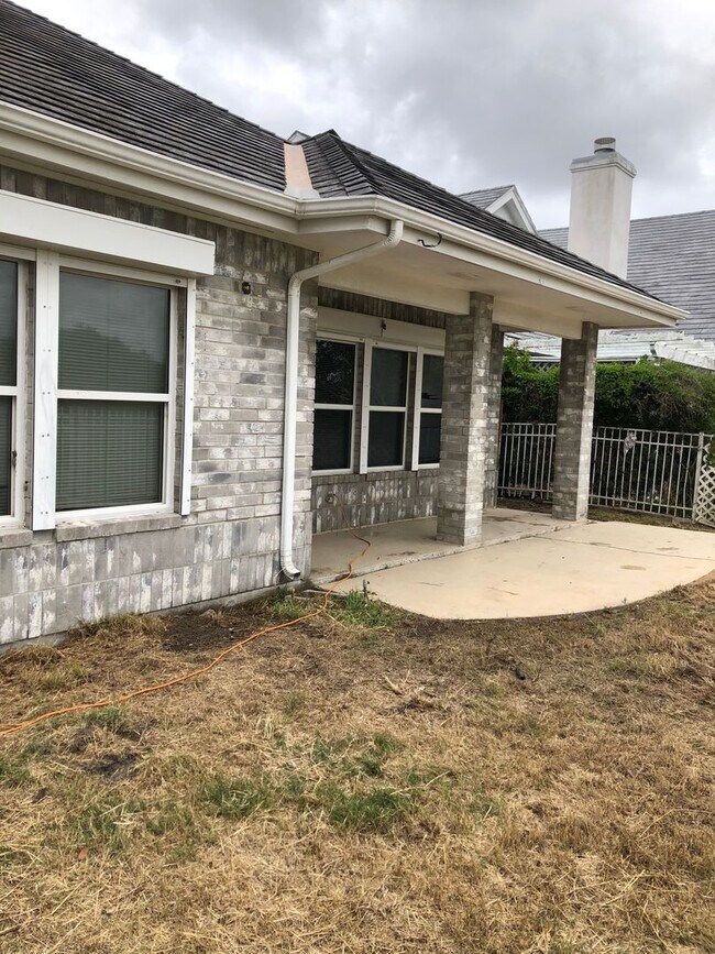 Building Photo - Great location