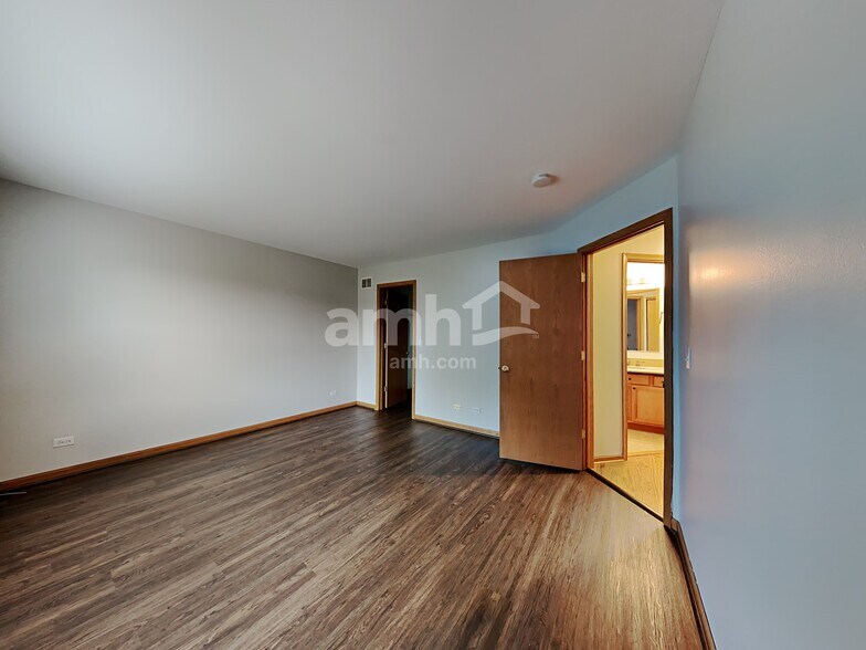 Building Photo - 2263 N Arapahoe Trail