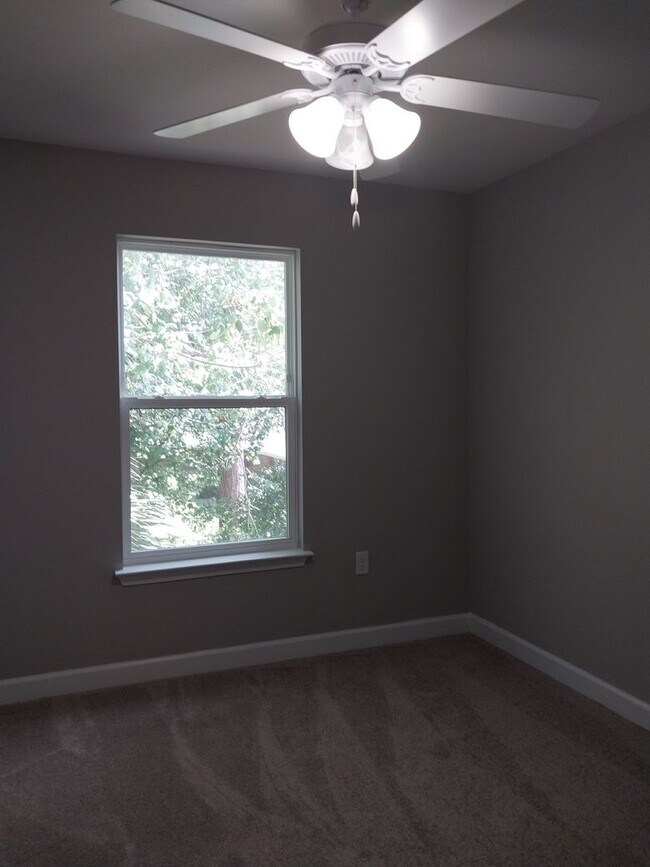 Building Photo - Gorgeous 3 Bedroom 2.5 Bath Townhome