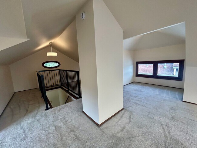 Building Photo - 1030