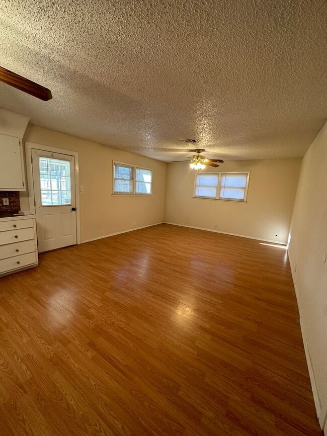 Building Photo - 3/2 with huge backyard and bonus living room