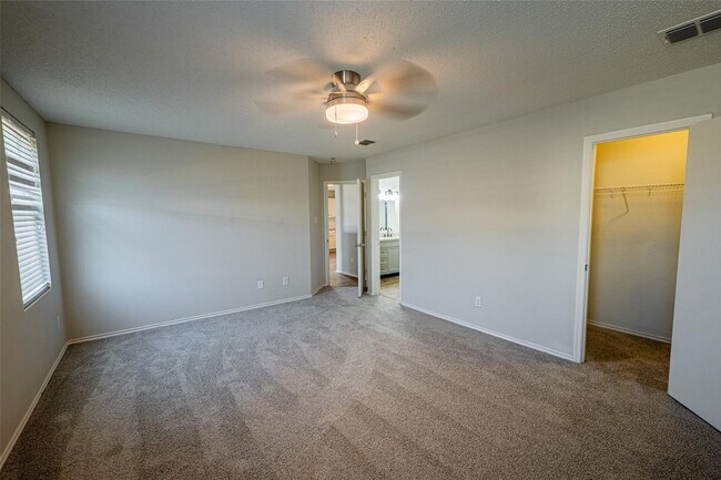 Building Photo - Totally Remodeled 4 bed 2 bath