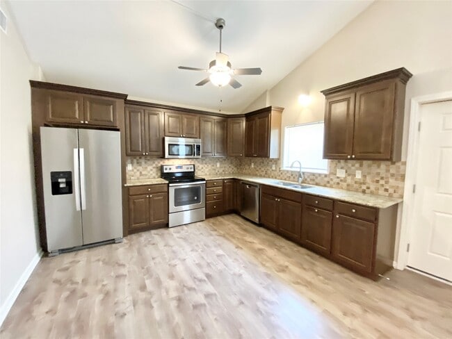 Building Photo - 140 Huisache St