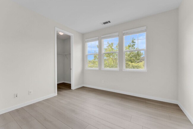 Building Photo - Gorgeous remodeled 3 bedroom, 3 full bathroom home for rent!