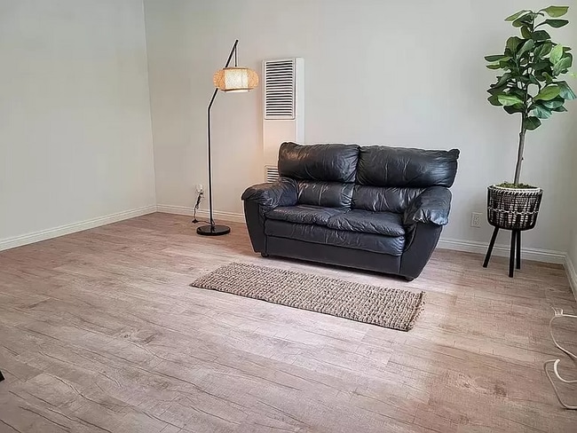 Building Photo - 820 S Walnut Ave