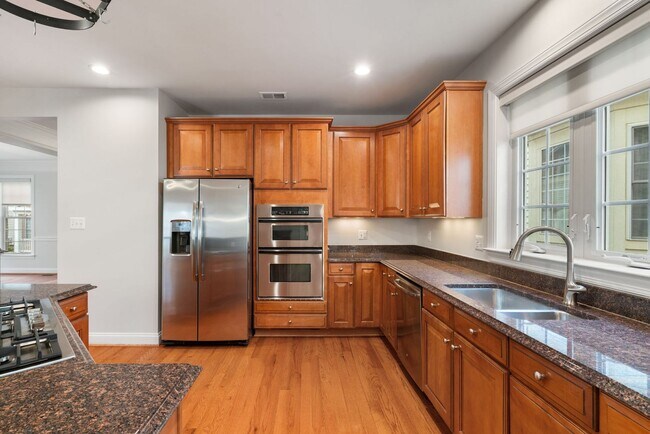Building Photo - Stunning 4 level detached home close to the Mosaic District in Fairfax!