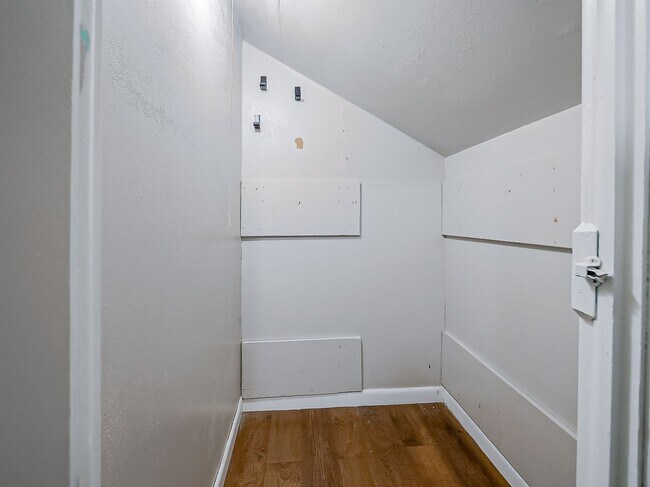 Building Photo - AVAILABLE NOW! Spacious 4-Bed Gem in the Heart of Clawson!