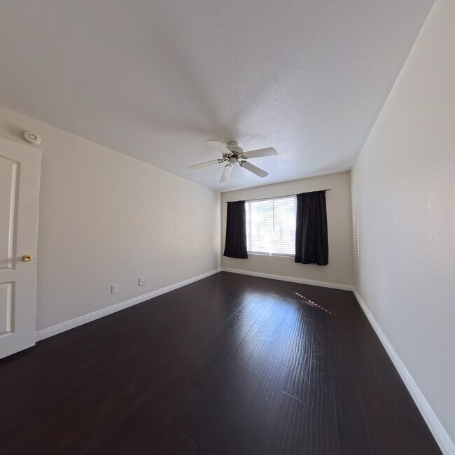 Building Photo - 3 Bedroom | 2nd Floor | Laminate Floors | Gated Community