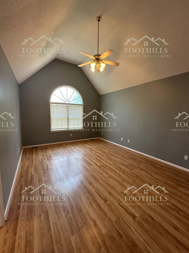 Building Photo - Stylish and Spacious 4-Bed Home with Scree...