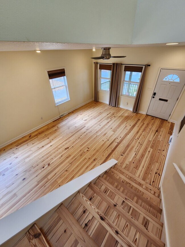 Building Photo - Modern 2 Bedroom Home For Rent