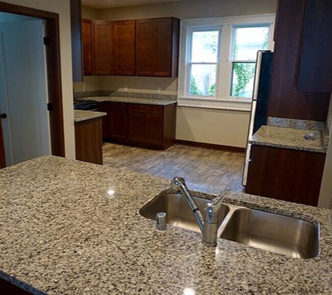 Building Photo - Affordable 6-Bedroom House Close to U of M...