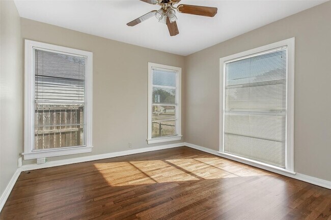 Building Photo - 5829 E Mockingbird Ln