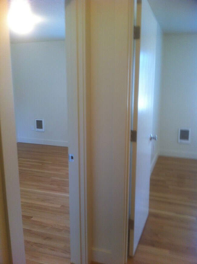 Building Photo - Spacious Private Upper Corner Unit Overloo...