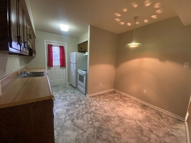 Building Photo - 3BR/1BA/1 car garage - duplex unit