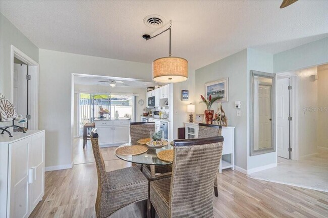 Building Photo - 476 W Seminole Dr