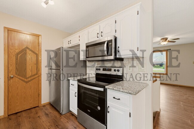 Building Photo - 516 N Lakeside Dr