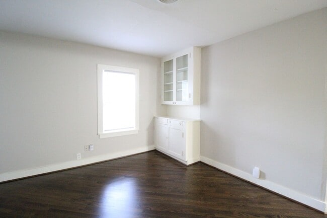 Building Photo - 2 Bedroom 1 Bath Bungalow Next to Woodside Pool