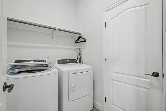 Building Photo - Beautifully Maintained Home on Greenbelt!