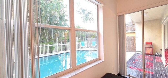 Building Photo - 661 Lake Wellington Dr