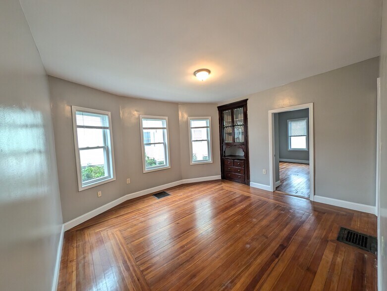 Building Photo - 71 Easton St