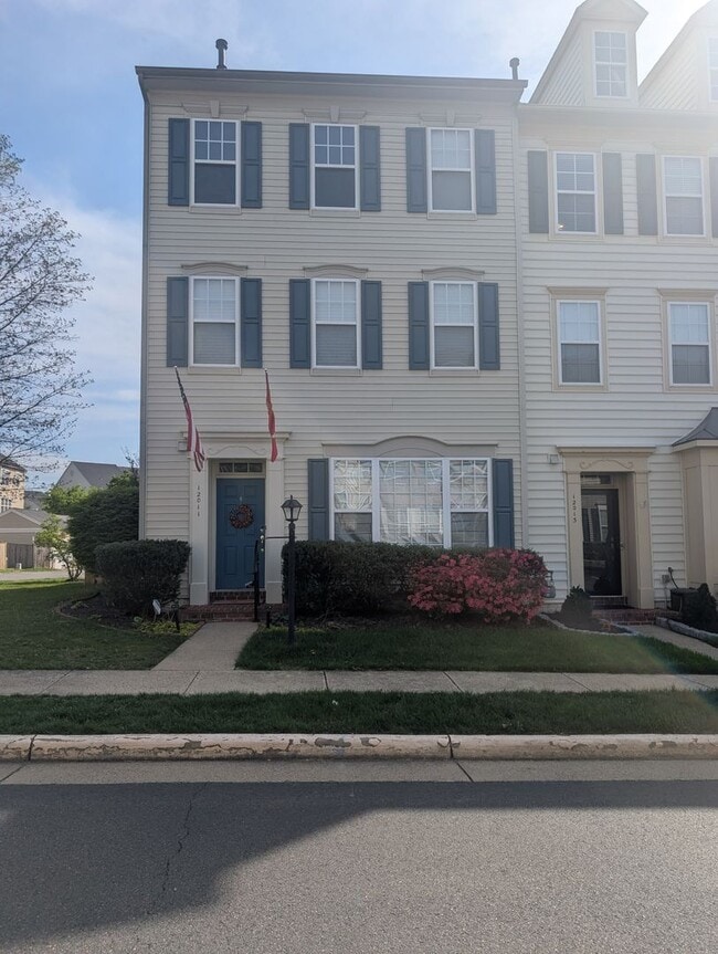 Building Photo - END UNIT STUNNER!