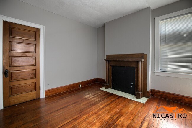 Building Photo - 2070 Indianola Ave