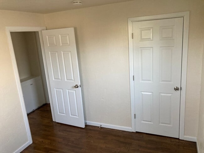 Building Photo - Beautifully updated 2 bedroom, 1 bath hous...