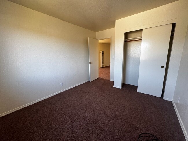 Building Photo - Charming 2 Bedroom 1 Bath Apartment Locate...