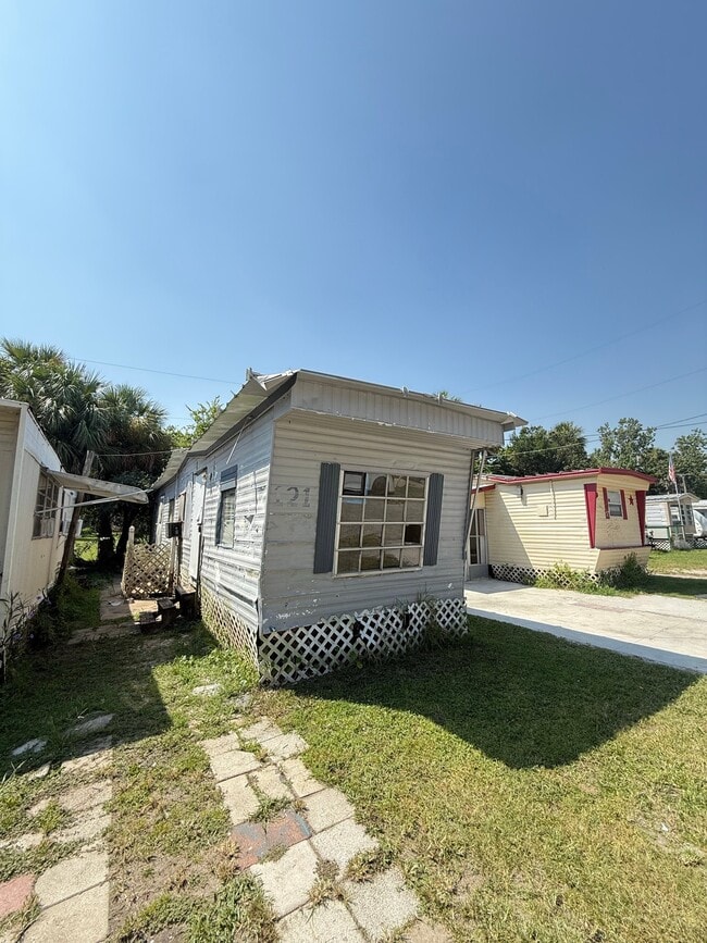 Building Photo - 622 N Beach St