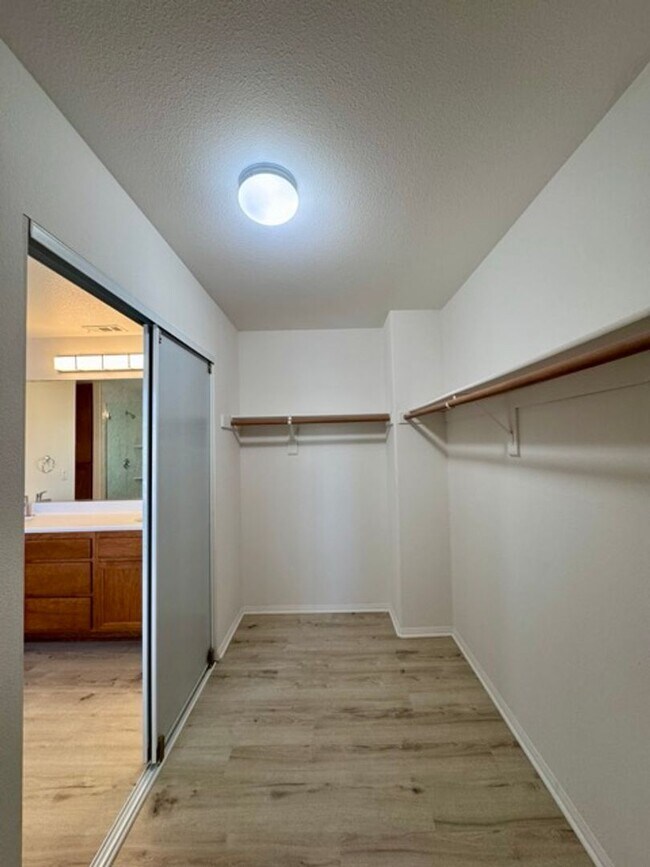 Building Photo - Beautiful 3 Bedroom two story South Temecu...
