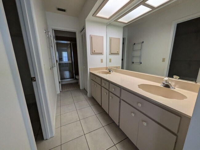Building Photo - 2 Bedroom 2 Bath Maintenance Free Villa in...