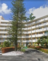 Building Photo - 2400 NE 9th St