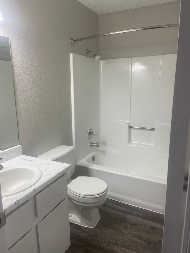 Building Photo - 2 bedroom 2 bath Duplex