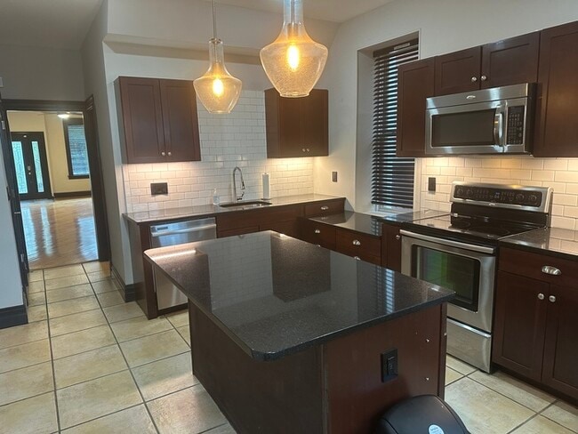 Building Photo - Wonderful 3bedroom 2 Bath Townhome In South City