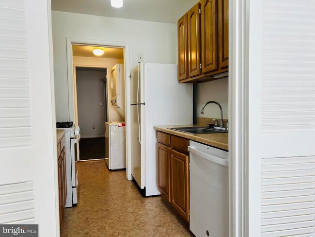 Building Photo - 8613 Seasons Way