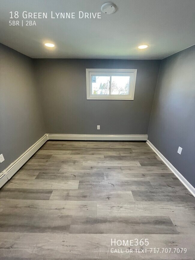 Building Photo - 18 Green Lynne Drive - Beautiful 5 Bedroom...