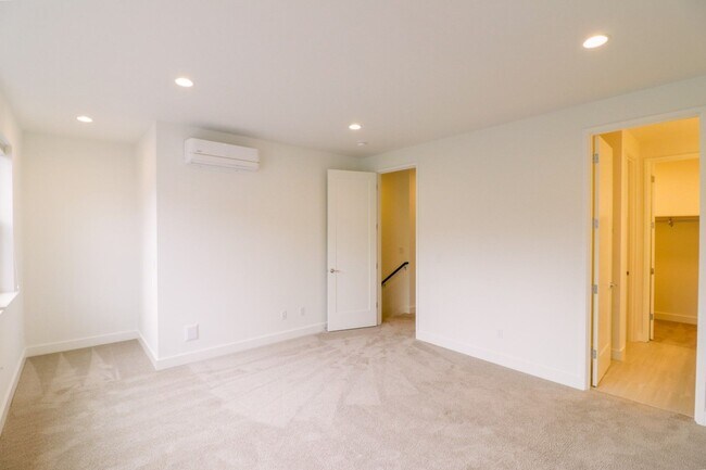 Building Photo - 4bd/3ba Newcastle House